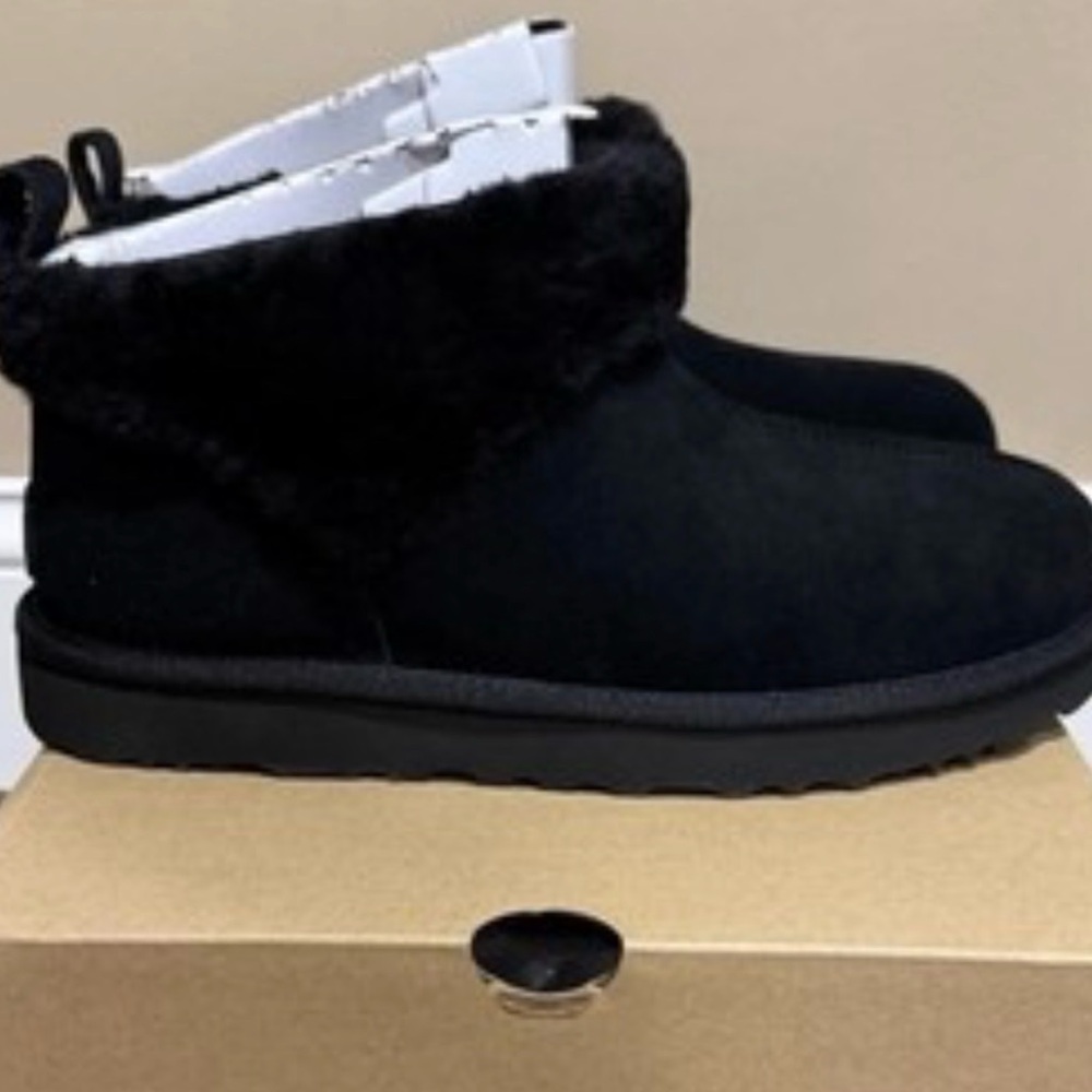 Ugg Women's Snugscape Boots- worn once, excellent condition